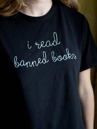 "i read banned books" T-Shirt T-Shirt Donation10p   
